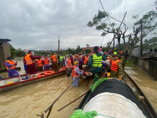 Vận động quyên góp và hỗ trợ đồng bào lũ lụt cần đúng quy định và thiết thực